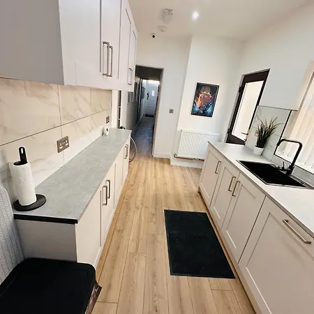R1 - Newly Renovated Private With Its Own Kitchenette In Shared House By Qe Hospital