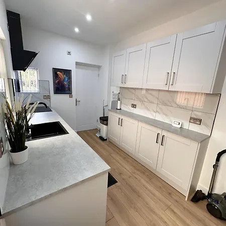 R1 - Newly Renovated Private With Its Own Kitchenette In Shared House By Qe Hospital *