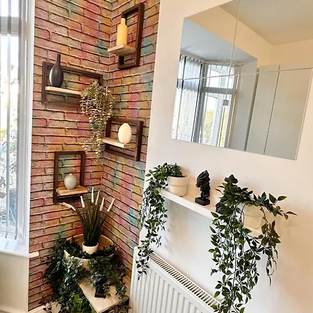R1 - Newly Renovated Private With Its Own Kitchenette In Shared House By Qe Hospital
