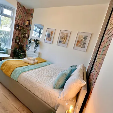 R1 - Newly Renovated Private With Its Own Kitchenette In Shared House By Qe Hospital Guest house Birmingham