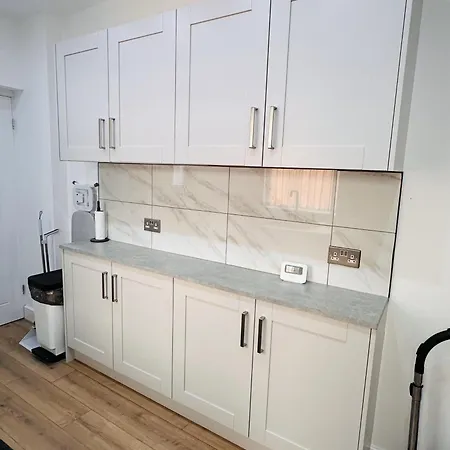 R1 - Newly Renovated Private With Its Own Kitchenette In Shared House By Qe Hospital Guest house Birmingham