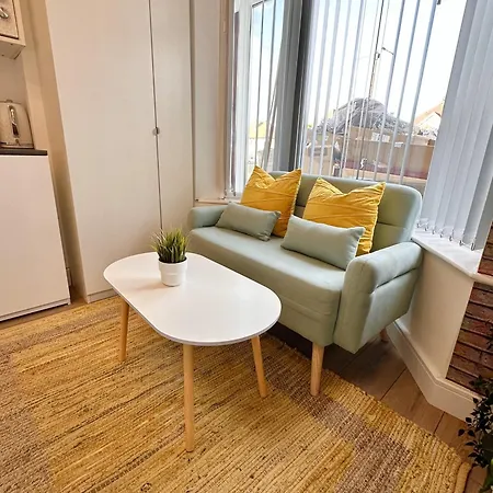 R1 - Newly Renovated Private With Its Own Kitchenette In Shared House By Qe Hospital Birmingham