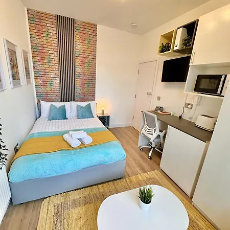 Guest house R1 - Newly Renovated Private With Its Own Kitchenette In Shared House By Qe Hospital *