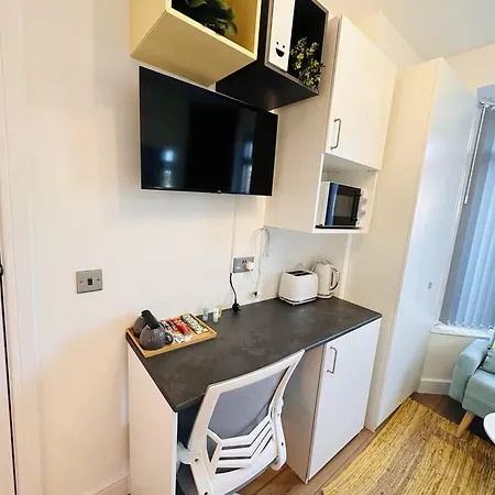 R1 - Newly Renovated Private With Its Own Kitchenette In Shared House By Qe Hospital Guest house Birmingham