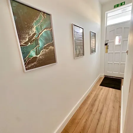 Guest house R1 - Newly Renovated Private With Its Own Kitchenette In Shared House By Qe Hospital